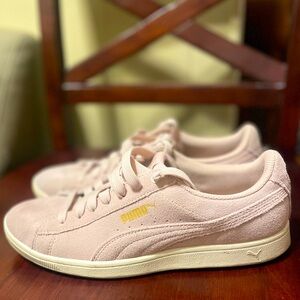 Light Pink Suede Pumas 💖